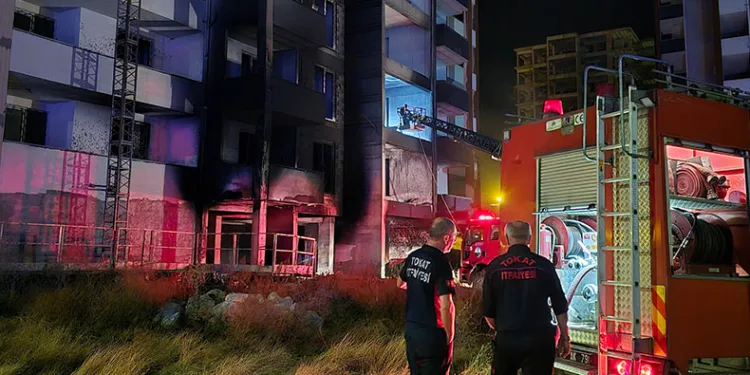 Tokat’ta 10 katlı binada çıkan yangın korkuttu