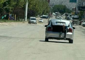 Otomobilin bagajında tehlikeli yolculuk