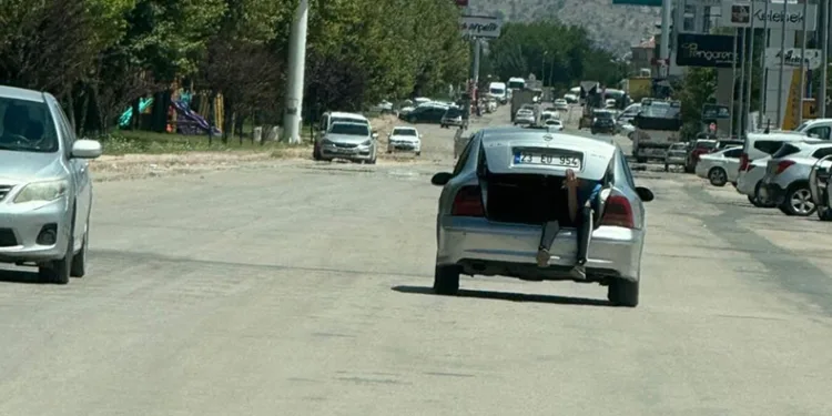Otomobilin bagajında tehlikeli yolculuk