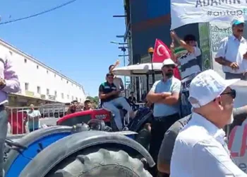 Milletvekili konuşurken yanına yaklaşan şahıs havaya ateş etti