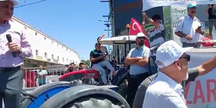 Milletvekili konuşurken yanına yaklaşan şahıs havaya ateş etti