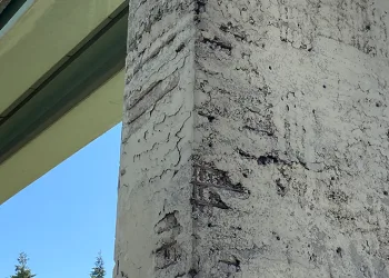 Avcılar’da TEM otoyolu üzerindeki üst geçit tehlike saçıyor