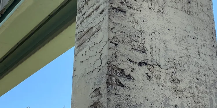 Avcılar’da TEM otoyolu üzerindeki üst geçit tehlike saçıyor