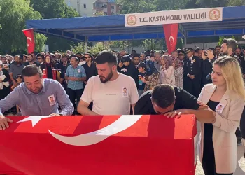 Şehit olan görev arkadaşını gözyaşları ile uğurladı