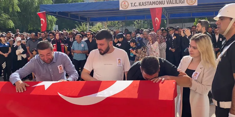 Şehit olan görev arkadaşını gözyaşları ile uğurladı