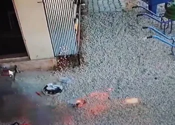Şarja takılı robot süpürge bomba gibi patladı