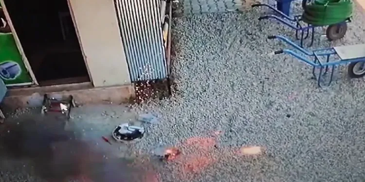 Şarja takılı robot süpürge bomba gibi patladı