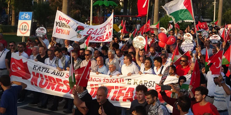 Mersinliler Filistin ve Haniye için yürüdü
