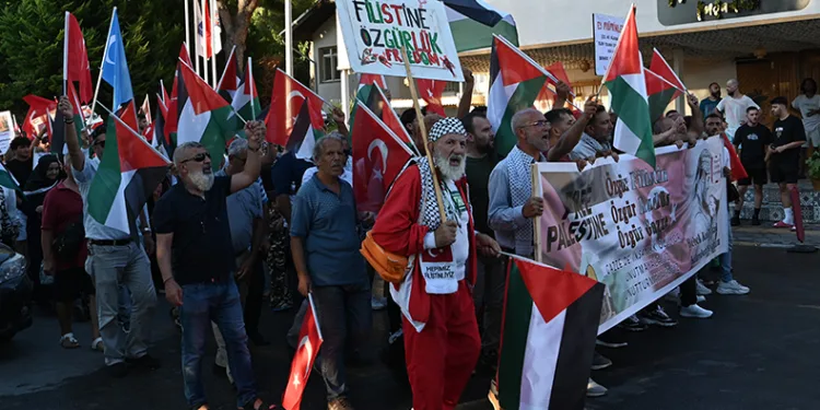 Kuşadası’ndan Gazze’ye destek yürüyüşü