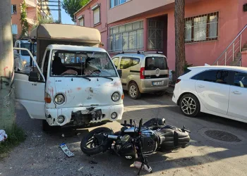 Kamyonun camından içeri girdi