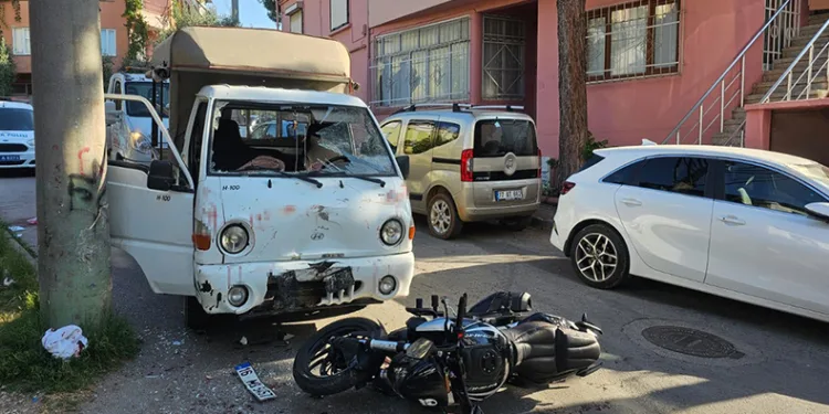 Kamyonun camından içeri girdi