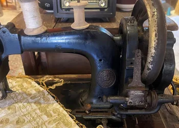 224 yıllık tarihi dikiş makinasına gözü gibi bakıyor