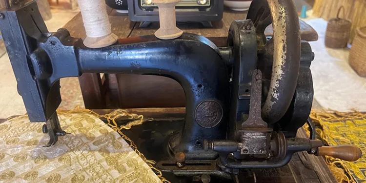 224 yıllık tarihi dikiş makinasına gözü gibi bakıyor