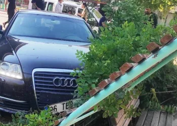 Otomobil bankta oturan 2 kişiye çarptı