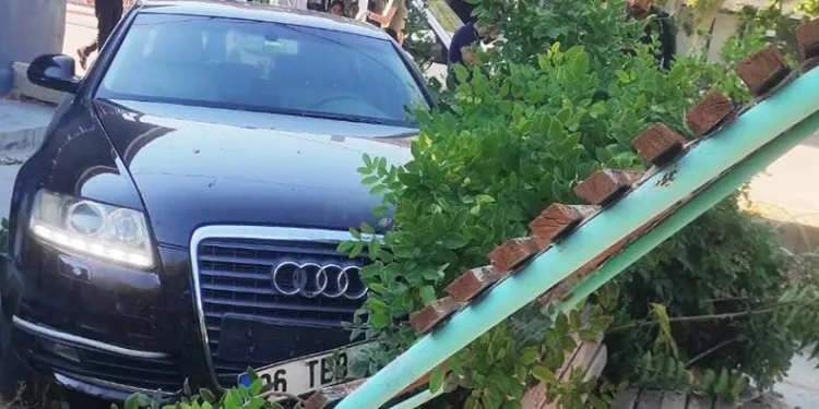 Otomobil bankta oturan 2 kişiye çarptı