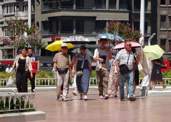 Taksim’de yerli ve yabancı turistlerin sıcak ile imtihanı