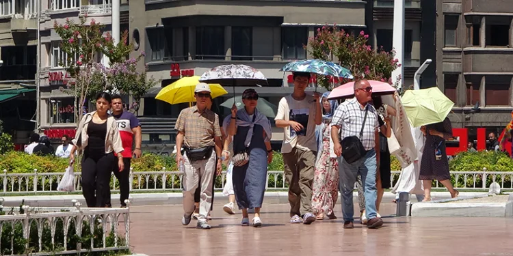 Taksim’de yerli ve yabancı turistlerin sıcak ile imtihanı