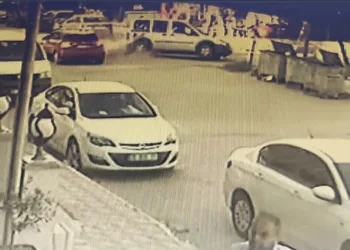 Otomobille çarpışan hafif ticari araç takla attı