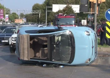 Maltepe’de kontrolden çıkan otomobil yan yattı