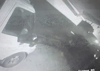 Hurdaya dönen araçtan sağ çıktılar