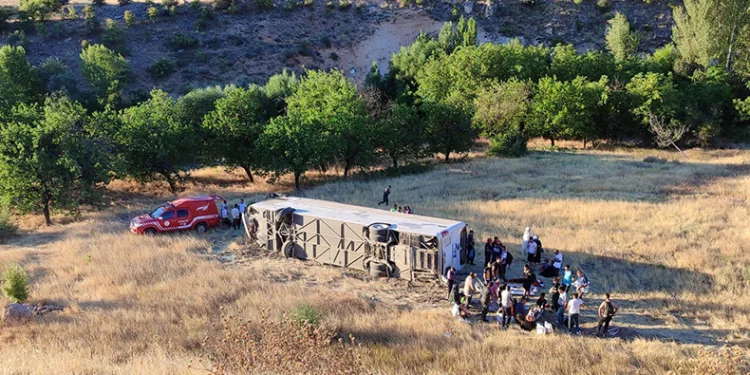 Yolcu otobüsü şarampole uçtu: 22 yaralı