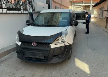 Park halinde bekleyen araçtan çıkanlar polisi bile şaşırttı