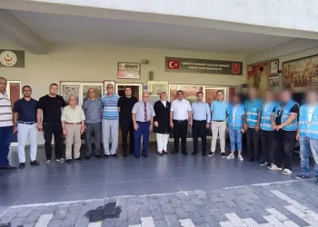 Şehitliği temizlediler, gazileri ziyaret ettiler