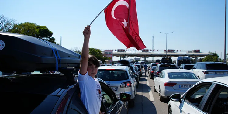 Ülkeden ayrılan gurbetçi gözyaşları döktü