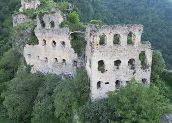 Manastır adeta asırlara meydana okuyor
