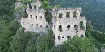 Manastır adeta asırlara meydana okuyor