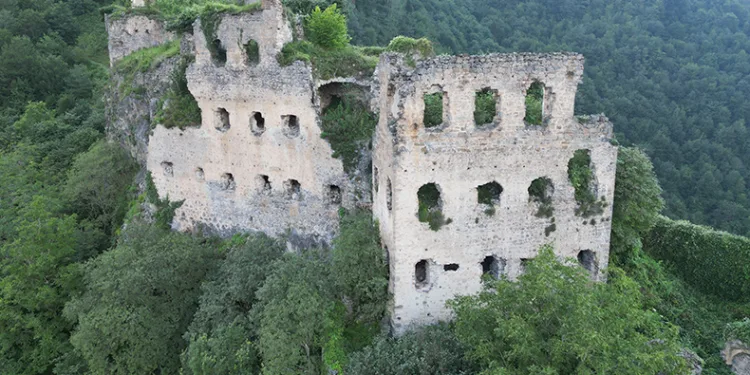 Manastır adeta asırlara meydana okuyor