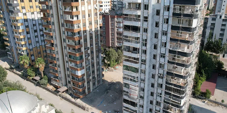 Adana’da orta hasarlı binalarda yıkım işlemi sürüyor
