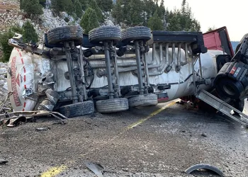 Antalya’da mazot yüklü tanker devrildi