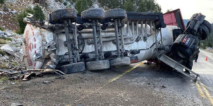 Antalya’da mazot yüklü tanker devrildi