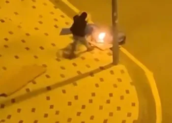 Gece vakti caddenin ortasında ateş yaktı, polise yakalandı