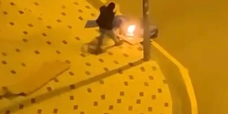 Gece vakti caddenin ortasında ateş yaktı, polise yakalandı