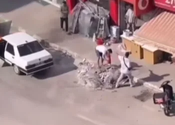 Seyir halindeki otomobil alev aldı
