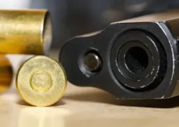 Genç kız silahı kurcalarken kendini vurdu