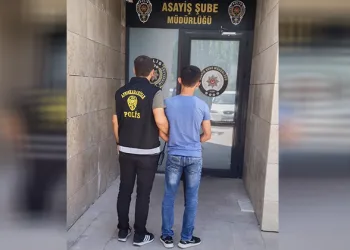 Dolandırıcılık suçundan aranan şahsı polis yakaladı