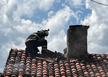 Boş evde çıkan yangın paniğe sebep oldu