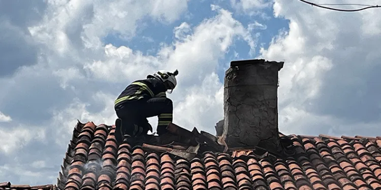 Boş evde çıkan yangın paniğe sebep oldu