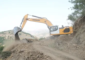 Köy yollarında çığ tehlikesine karşı çalışmalar sürüyor
