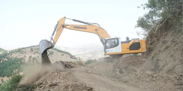 Köy yollarında çığ tehlikesine karşı çalışmalar sürüyor
