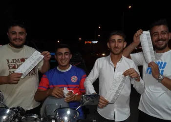 Ceza makbuzlarıyla poz verdiler