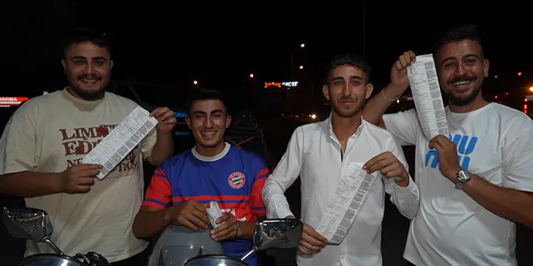 Ceza makbuzlarıyla poz verdiler