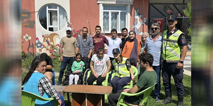 Ağrı’da özel eğitim öğrencilerine moral ziyareti