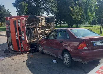 Otomobille kamyon çarpıştı: 6 yaralı