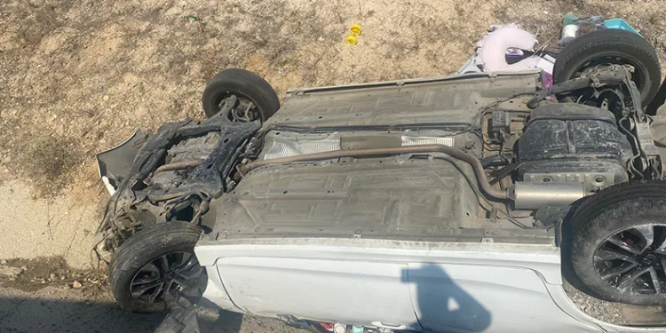 Konya’da otomobil şarampole devrildi