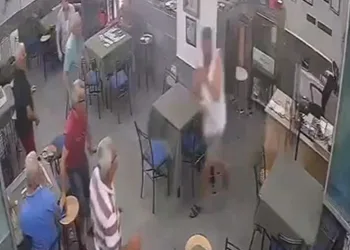 Rahat tavırlarıyla kahvehaneye girip, işletmeciyi bıçakladı