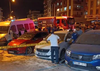 Kavga ettiği babasının arabasını yaktı